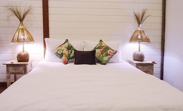 ميني بار وخزنة داخل الغرفة وستائر تعتيم وملاءات أسرّة