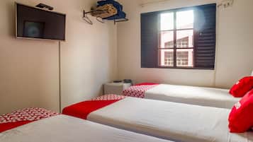 Habitación triple, 3 camas individuales | Minibar, tabla de planchar con plancha, wifi gratis y ropa de cama