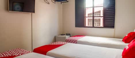 Driepersoonskamer, 3 eenpersoonsbedden | Een minibar, een strijkplank/strijkijzer, gratis wifi, beddengoed