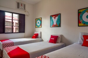 Minibar, tabla de planchar con plancha, wifi gratis y ropa de cama