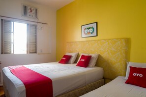 Habitación triple estándar | Minibar, tabla de planchar con plancha, wifi gratis y ropa de cama