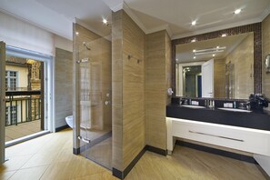 Apartamento Deluxe, terraza | Baño | Artículos de higiene personal gratuitos, secador de pelo y albornoces