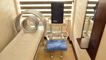 ساونا، حوض استحمام ساخن، ينابيع ساخنة، علاجات للجسم، حمامات طين