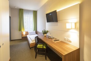 Enkeltrom | Oppholdsrom | En 32-tommers Flatskjerm-TV med Parabol-TV samt TV