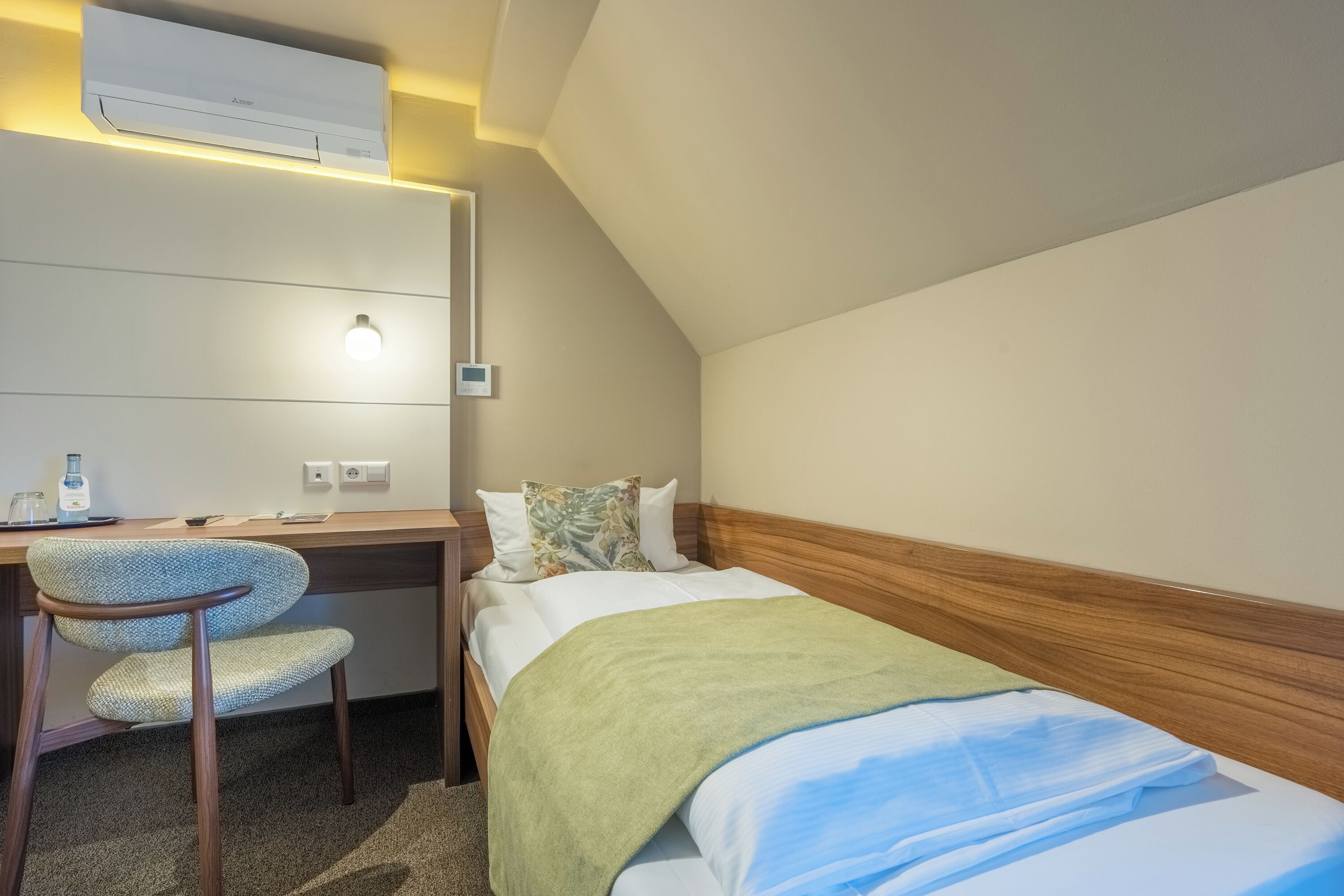Chambre simple économique | Literie hypoallergénique, rideaux d’obscurcissement
