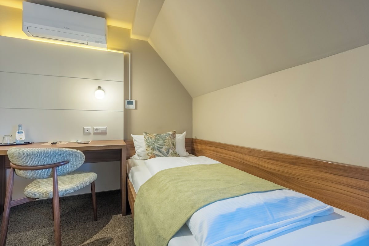 Chambre simple Ă©conomique | Literie hypoallergĂ©nique, rideaux dâobscurcissement