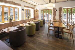 Desayuno buffet diario (EUR 12.9 por persona)