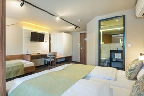 Family Room | Hypo-allergenic bedding, blackout curtains, soundproofing - Joesepp´s Hotel am Hallhof (Memmingen)