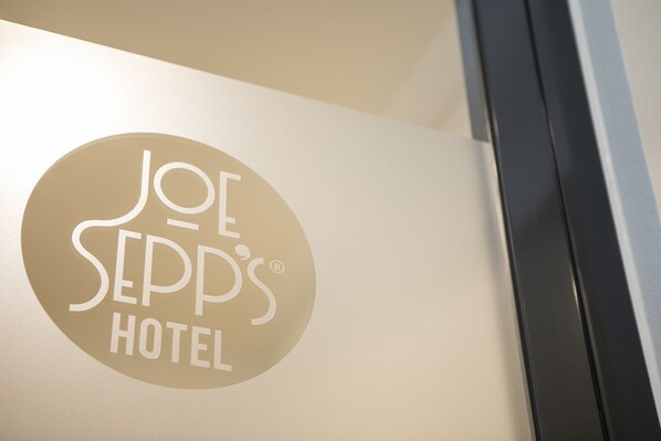 A logo for Joe Sepp's Hotel.