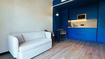 Suite Deluxe, 2 camere da letto, terrazzo | Area soggiorno | TV a schermo piatto 50 pollici con canali via cavo, TV