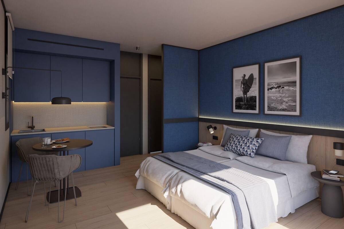 Une chambre à coucher moderne avec un lit, des tables de chevet, un bureau et des chaises.