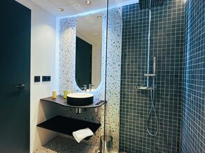 Shower, rainfall showerhead, eco-friendly toiletries, hair dryer - Hotel Lis (Palma de Mallorca)