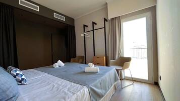 Habitación de hotel con dos camas, una silla, un armario y un balcón.