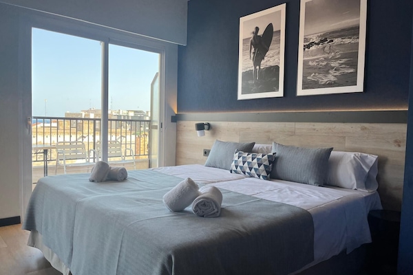 Decoración personalizada, muebles diferentes y cortinas blackout