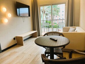 Junior Suite, 1 Bedroom, Terrace | Living area | 50-inch flat-screen TV with cable channels, TV - Hotel Lis (Palma de Mallorca)