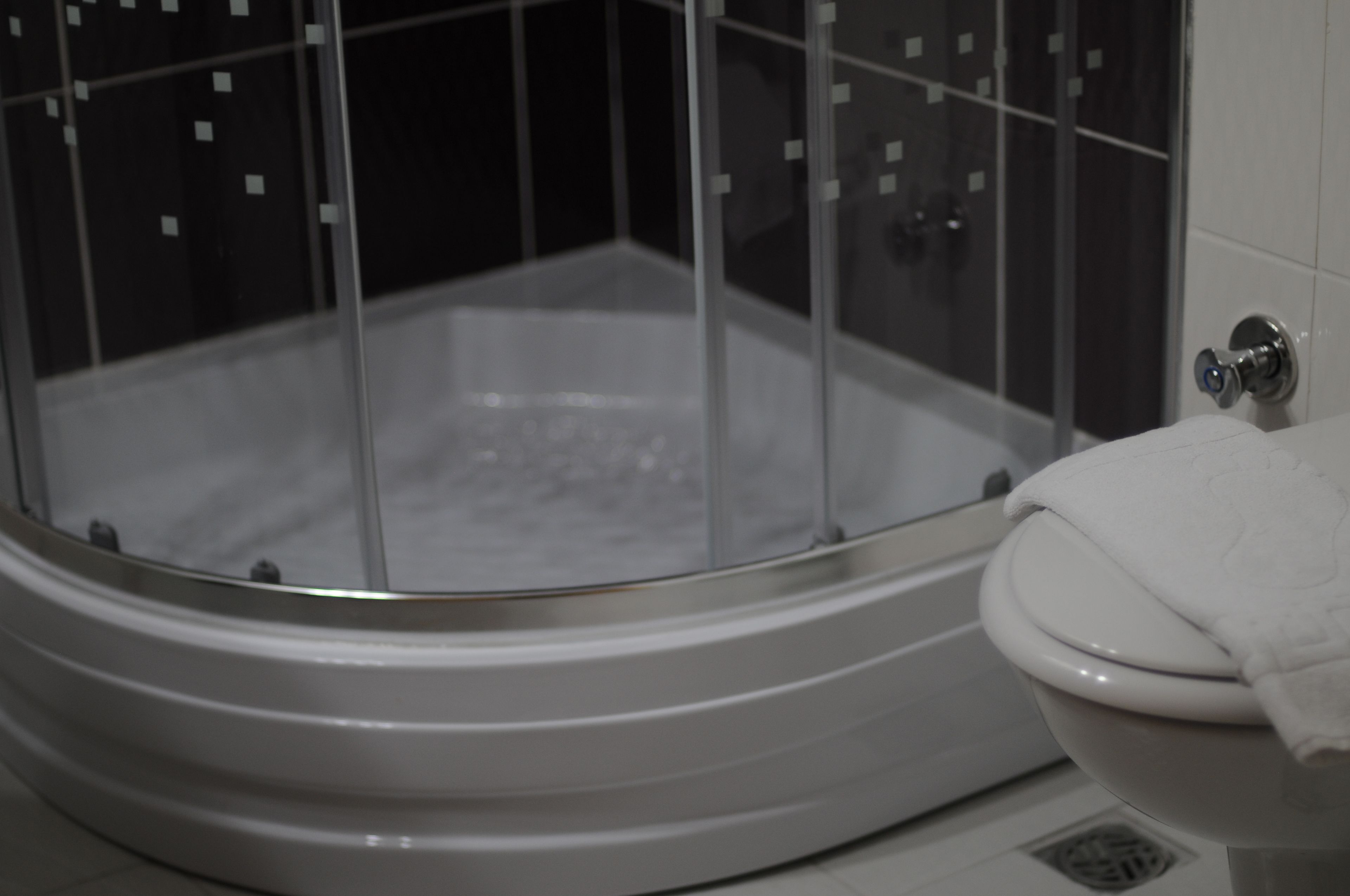 triple room | bathroom | shower, free toiletries, hair dryer, slippers