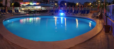 Piscine extérieure (ouverte en saison), parasols de plage