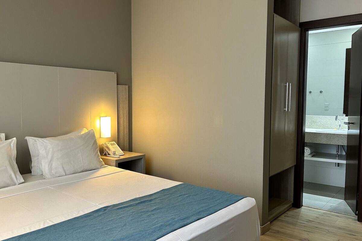 Minibar, in-room safe, desk, cribs (free)