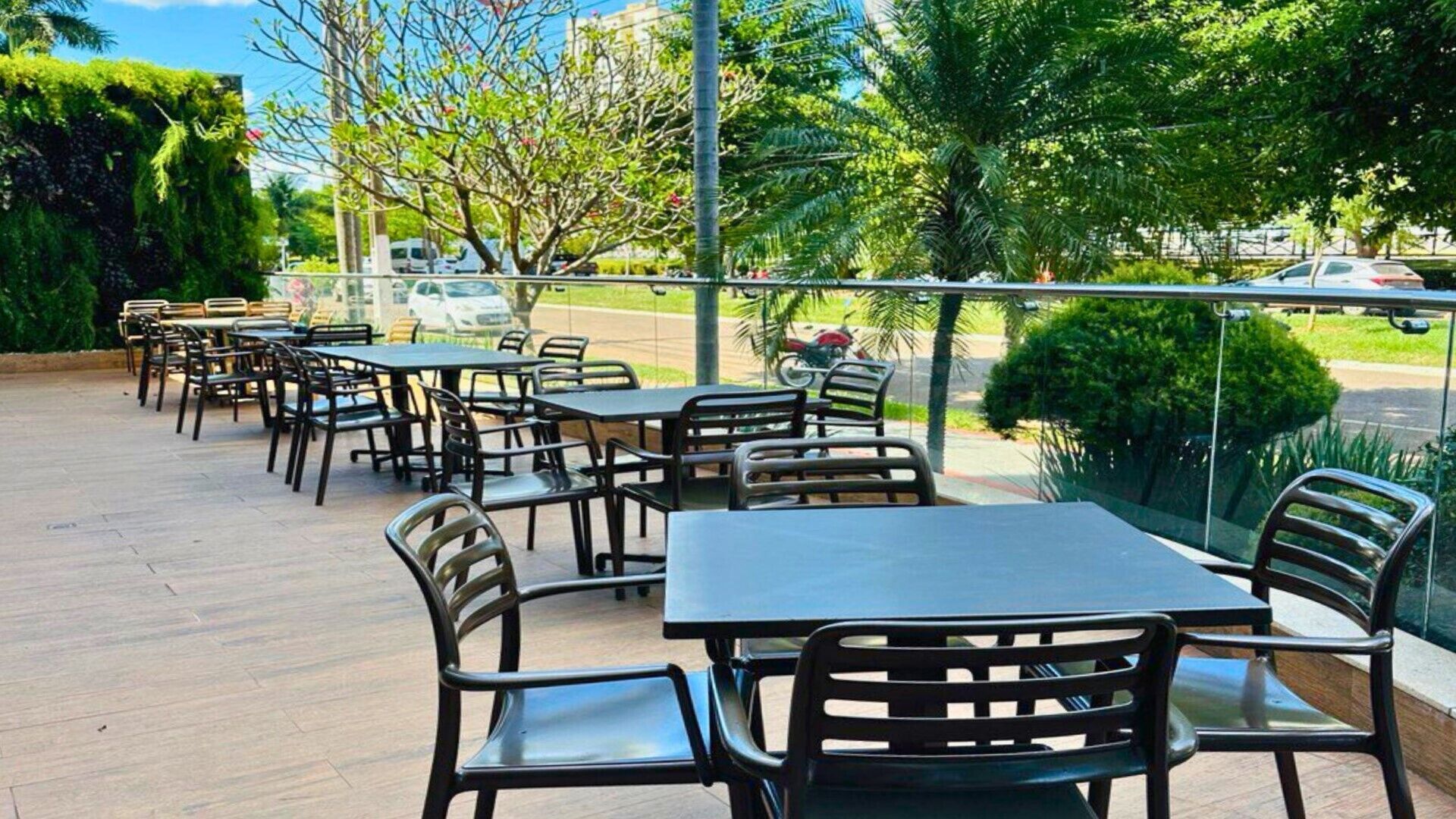 breakfast, lunch, dinner served; international cuisine