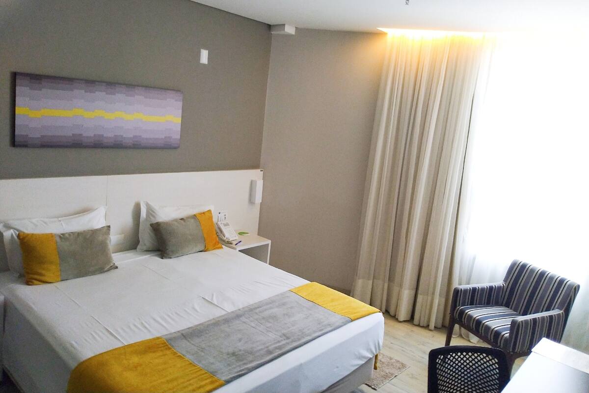 ميني بار وخزنة داخل الغرفة ومكتب وأسرّة أطفال/رضّع (مجانًا)