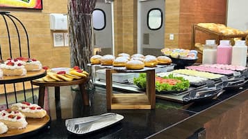 Se sirven desayunos, almuerzos y cenas; cocina internacional
