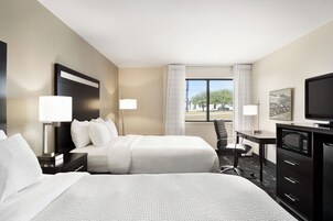 Cubrecamas, escritorio y espacio para trabajar con laptop 