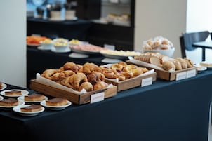 Päivittäinen mannermainen aamiainen (17 USD per henkilö)