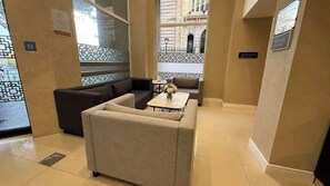 A lobby with seating, a reception desk, and a view of the street. - Mérit San Telmo by Amérian (Buenos Aires)