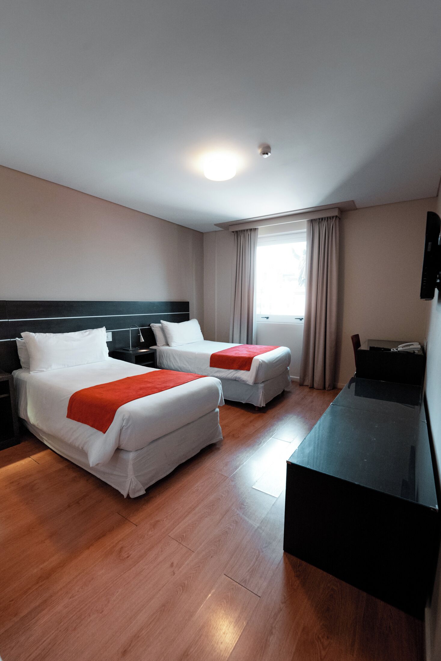 standard single room | 1 bedroom, down duvets, in-room safe, desk