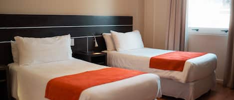 羽絨被、客房內保險箱、書桌、筆電工作空間