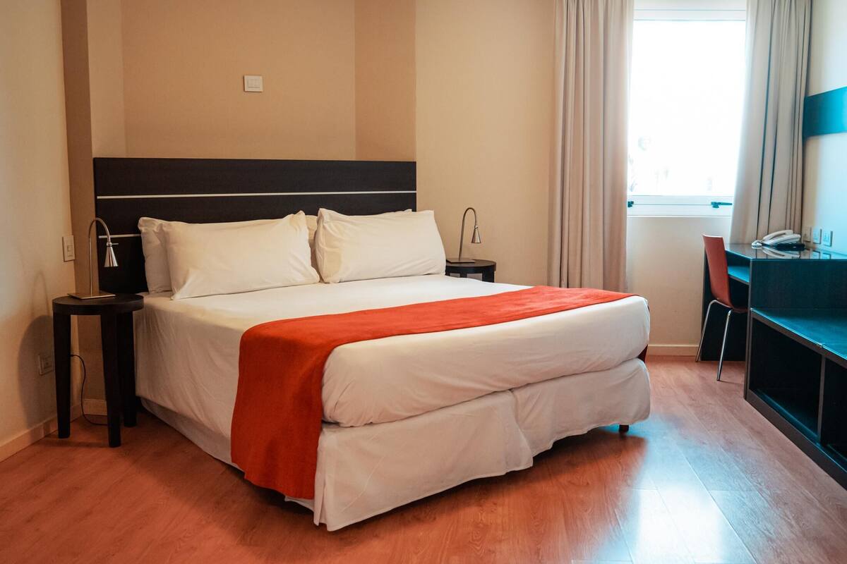 Down duvets, in-room safe, blackout curtains, soundproofing