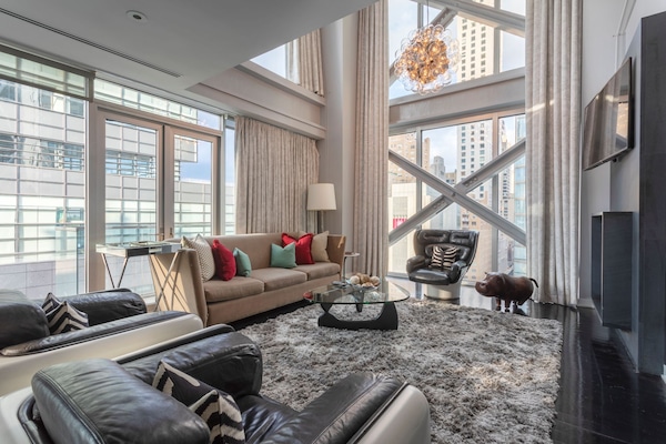 Loft (Columbus) | Living room | 42-inch flat-screen TV with cable channels, TV, Netflix