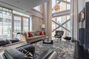 Loft (Columbus) | Sala de estar | TV de tela plana 42 polegadas com canais a cabo, TV, Netflix