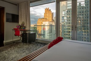 Loft (Sixty) | Premium bedding, pillow-top beds, minibar, in-room safe - 6 Columbus Central Park Hotel (New York)