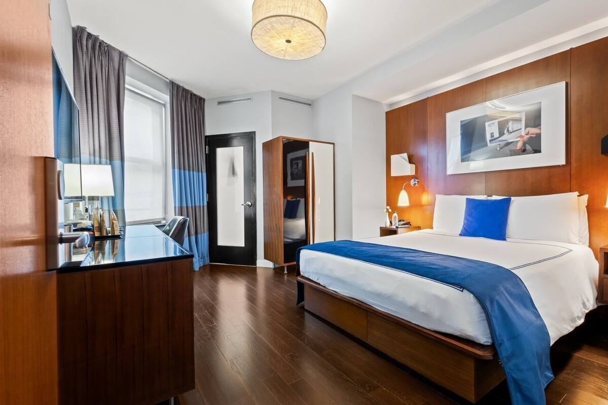 Chambre Deluxe, 1 grand lit | Literie de qualité supérieure, surmatelas, minibar