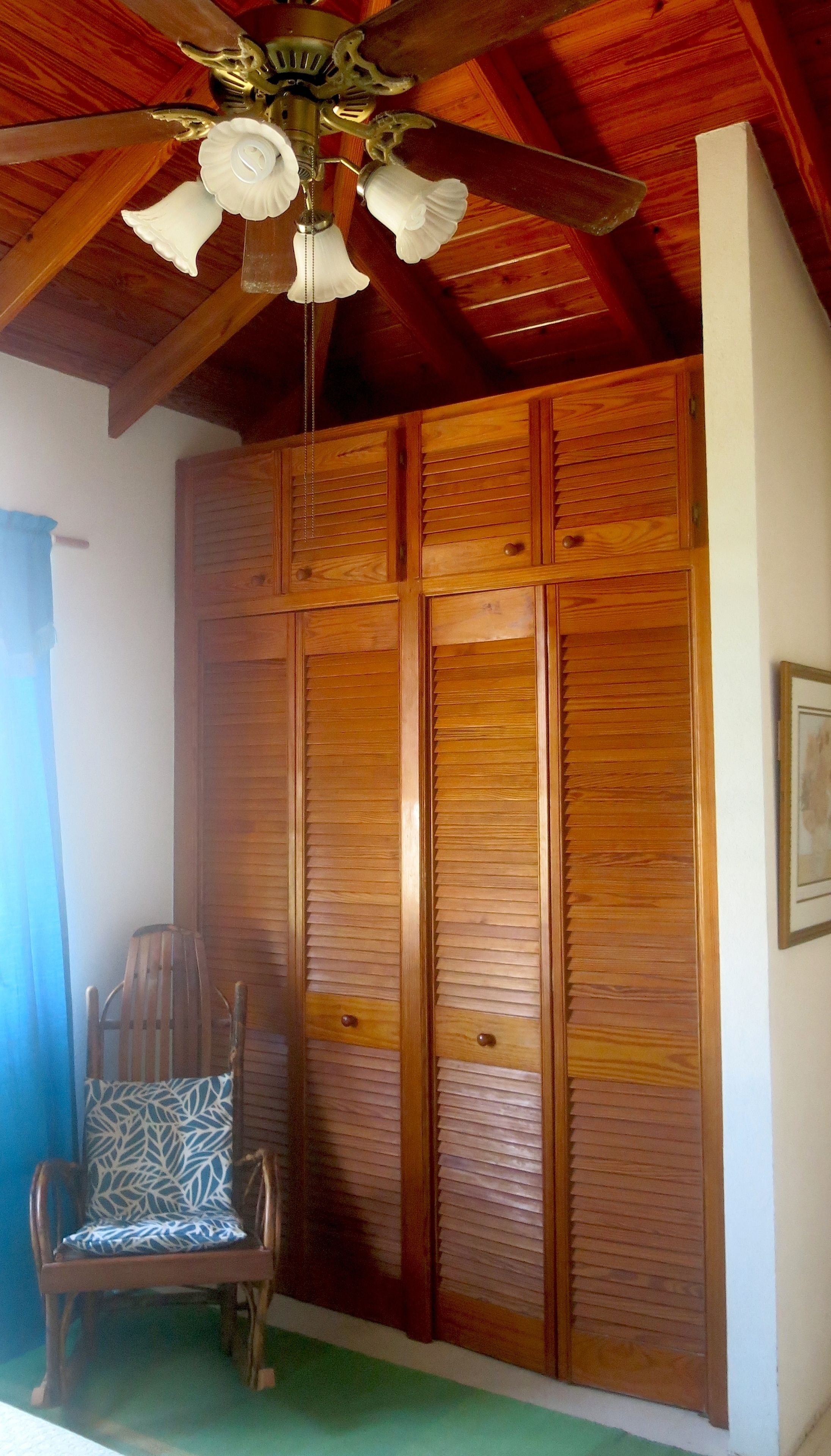 Caja de seguridad en la habitación y espacio para trabajar con laptop 