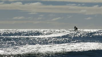 En person som surfar på en våg i havet.