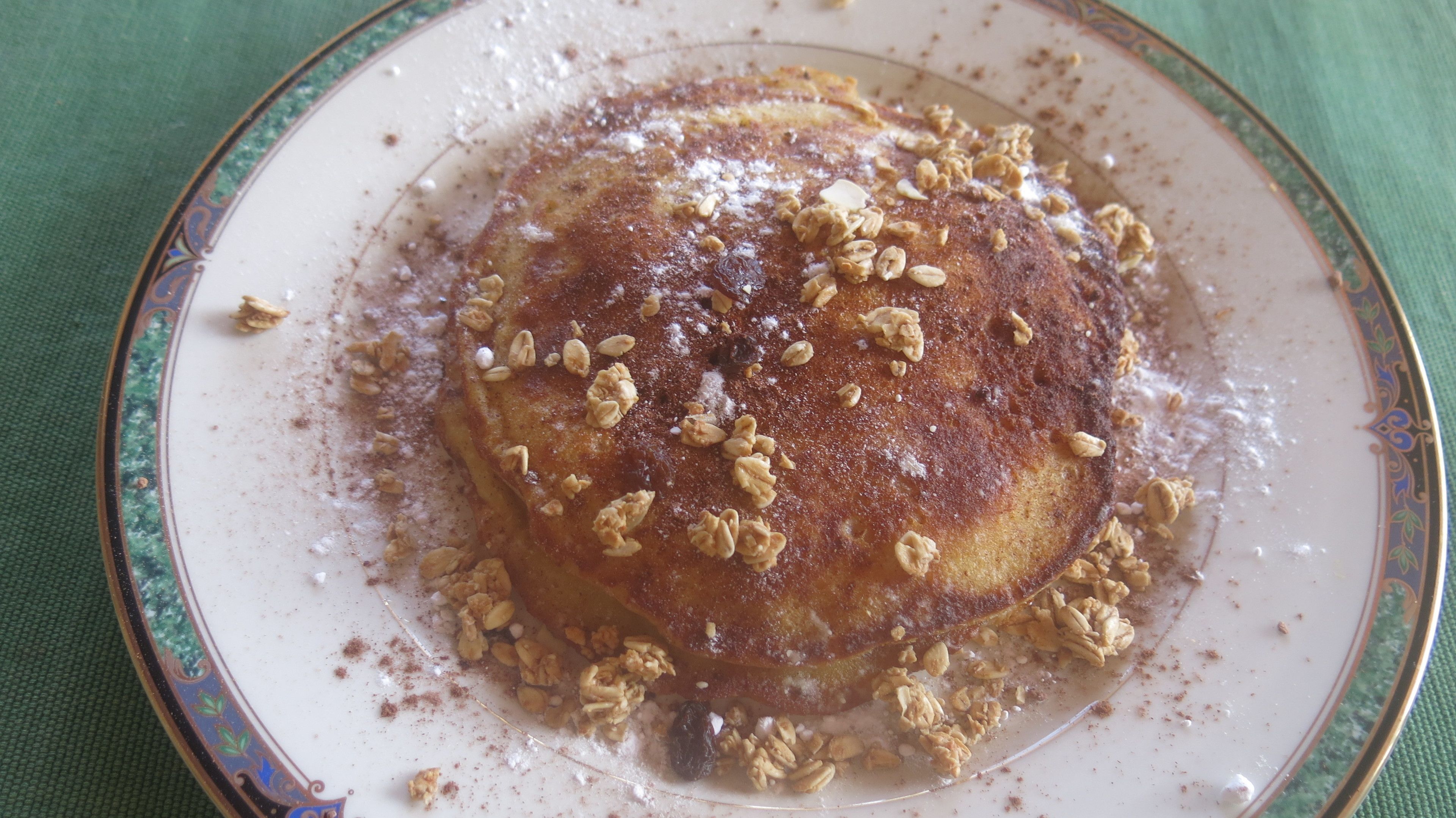 Un plato de panqueques cubiertos de granola y canela.