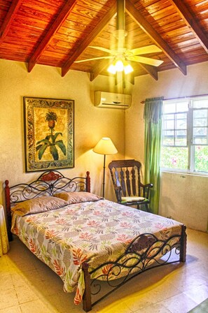 Suite, Garden View (Private Bathroom) | 1 bilik tidur, peti besi dalam bilik, ruang kerja komputer riba 