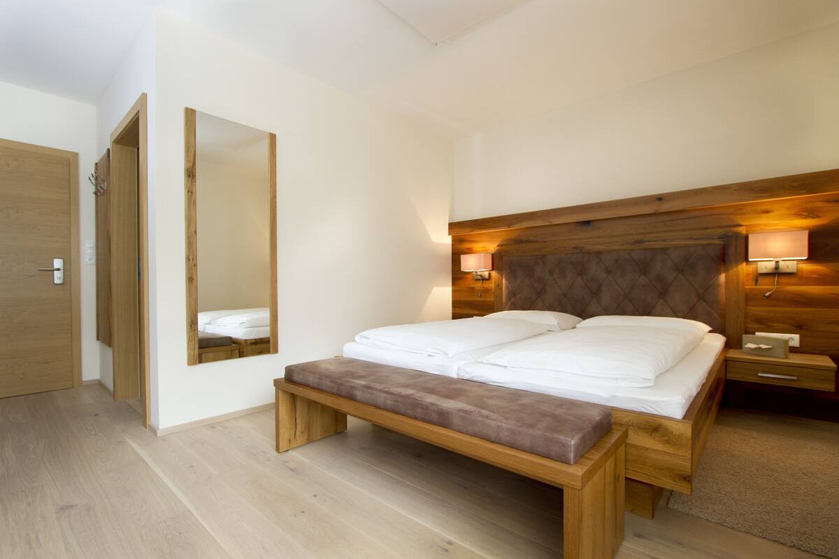 Cofres nos quartos, escrivaninha, quartos à prova de som