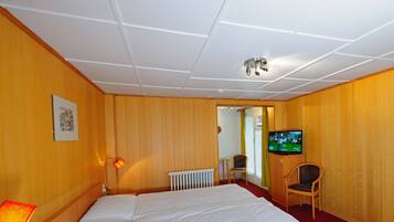 Kamar Double | Seprai antialergi, minibar, brankas, dan meja kerja