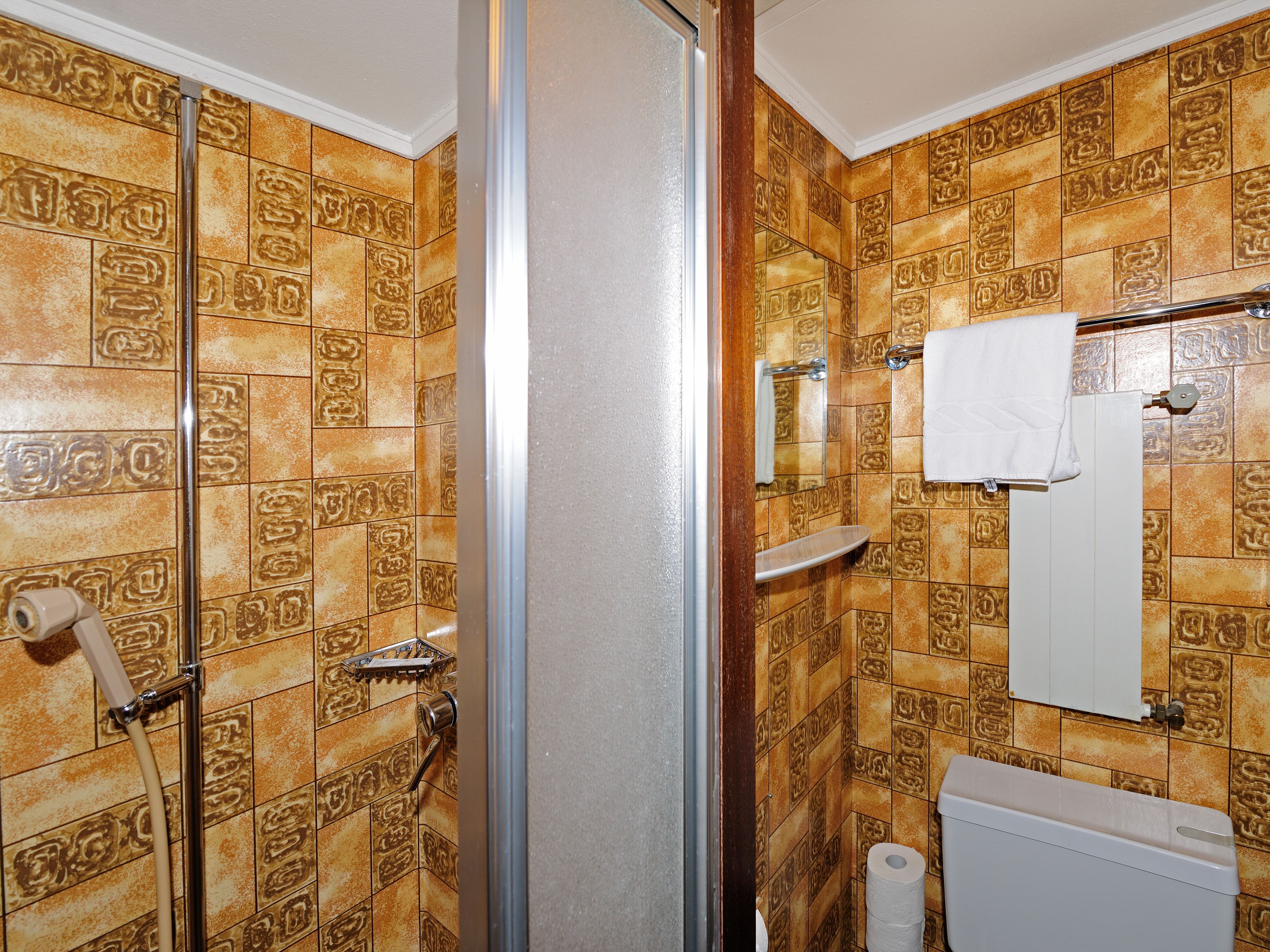 single room | bathroom shower