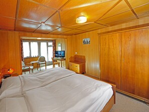 Kamar Double Deluks, balkon | Seprai antialergi, minibar, brankas, dan meja kerja