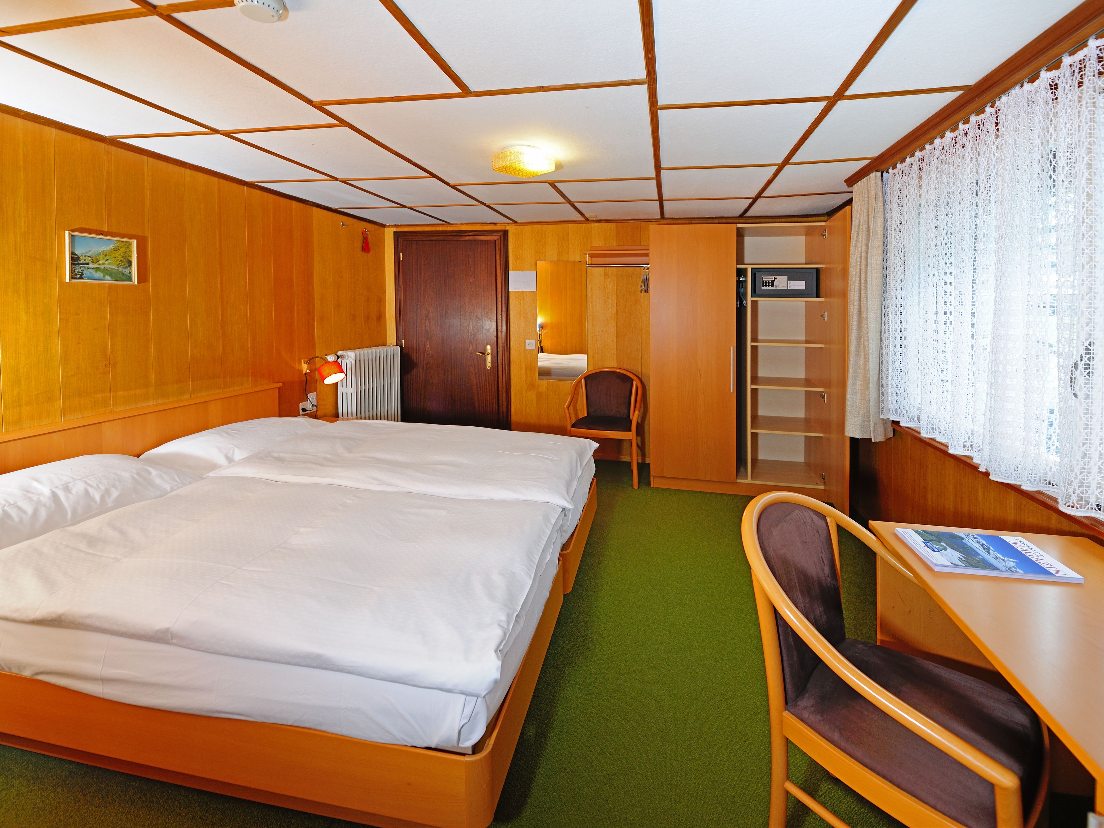 triple room | hypo-allergenic bedding, minibar, in-room safe, desk