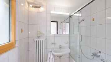 Dreibettzimmer | Badezimmer | Kostenlose Toilettenartikel, Haartrockner, Handtücher