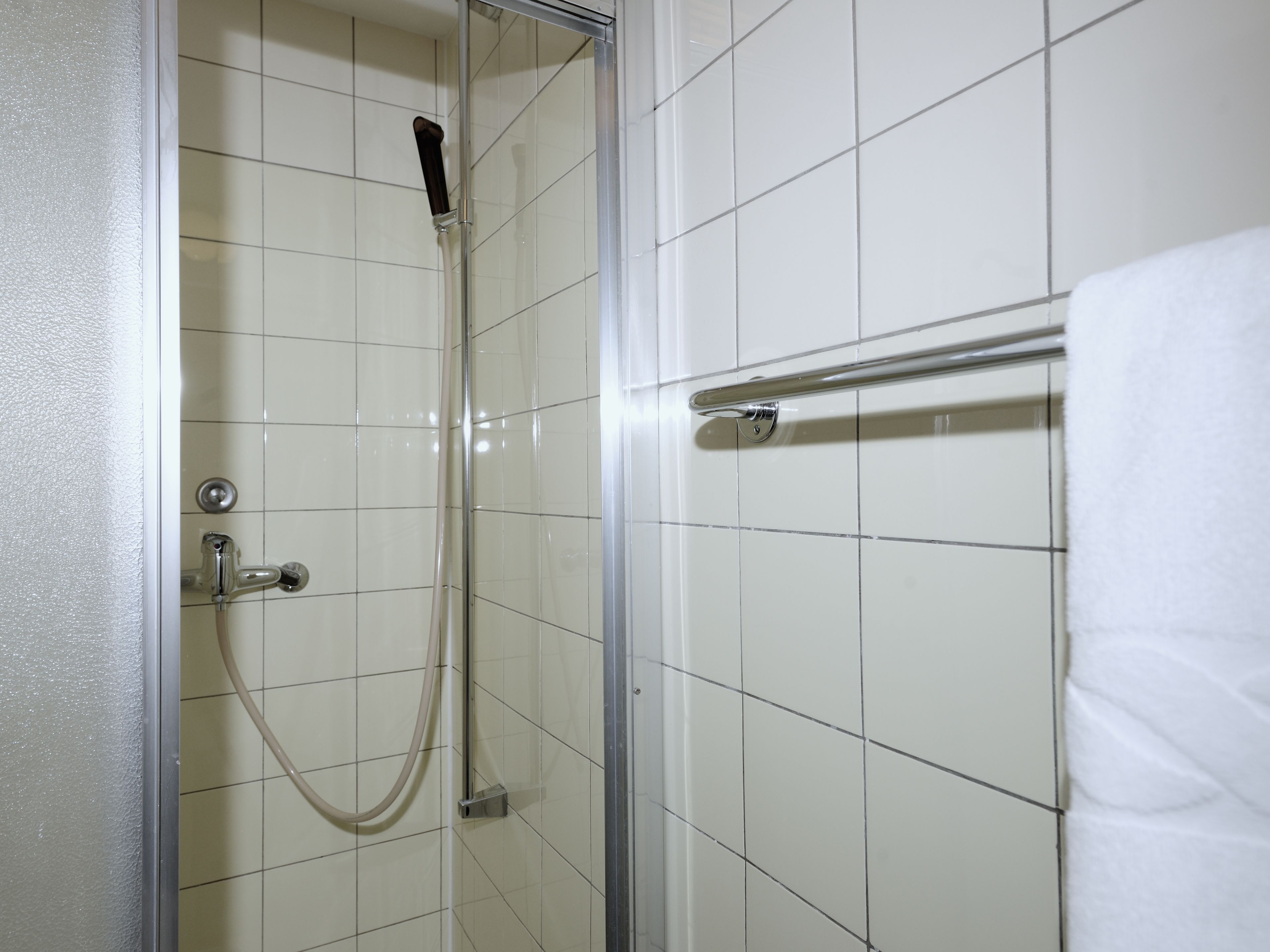 quadruple room | bathroom shower