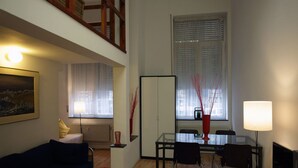 Studio (Duplex XL) | In-room dining - Brussels City Center Apartments (Brussels)