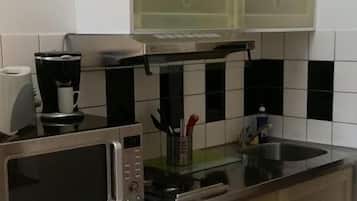 Refrigerador, microondas, cafetera y tetera y tetera eléctrica