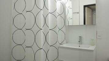 Studio (XL) | Bathroom | Shower, free toiletries, hair dryer, towels