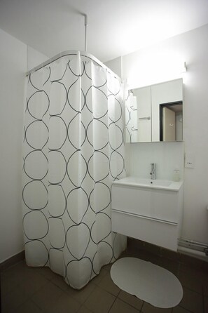 Monolocale (XL) | Bagno | Doccia, set di cortesia gratuito, asciugacapelli, asciugamani